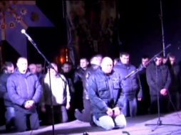 Los agentes subieron al escenario escoltados por grupos opositores al régimen de Yanukóvich. ESPECIAL /