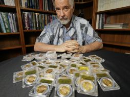 David Hall, co fundador de Professional Coin Grading Service, indica que las monedas están como si acabaran de ser acuñadas. AP /