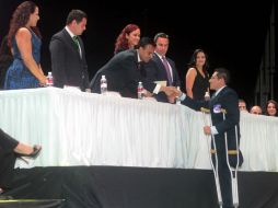 Héctor Robles fue quien entregó algunas constancias a una parte de los ocho mil 500 estudiantes.  /
