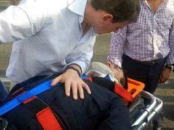 El comisionado de seguridad en Michoacán publicó una foto en Twitter con uno de los lesionados. TOMADA DE @Comisionadomich  /