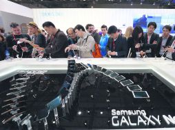 Los visitantes al Congreso Mundial de Móviles 2014, que se desarrolla en Barcelona, prueban los productos en el stand de Samsung. AFP /
