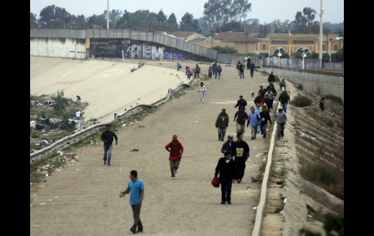 Legisladores de Arizona aprueban iniciativa de ley que consideraría el tráfico de inmigrantes como delito elegible para pena de muerte. ARCHIVO /