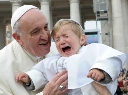 Daniele De Sanctis, de 19 meses, llora cuando el Papa lo alza para darle un beso. AFP /