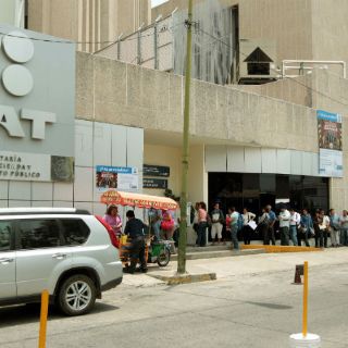 Contribuyentes hacen trámites 'a ciegas'