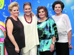 Con la festejada. Gaby Michel, Olivia Aldrete, Rosita Blum y Lucero López.  /