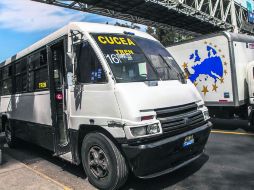 Los camiones blancos CUCEA-Tren Ligero no tienen logotipos de ninguna empresa y se observan en Periférico, sobre todo en horarios pico.  /
