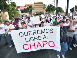 En Culiacán y Guamúchil, decensas de personas marcharon en apoyo a el 'Chapo'. AFP /