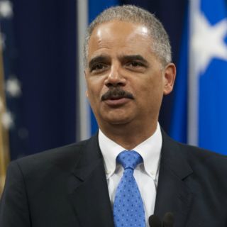 Hospitalizan de emergencia a Eric Holder por problema respiratorio