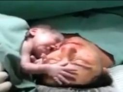 La grabación muestra al pequeño tocando el rostro de su madre, que al estar cerca de ella, deja de llorar. ESPECIAL /