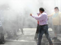 Se enfrentan afuera del Congreso estatal, pero son dispersados con gas lacrimógeno. TOMADA DE @appo_stol  /