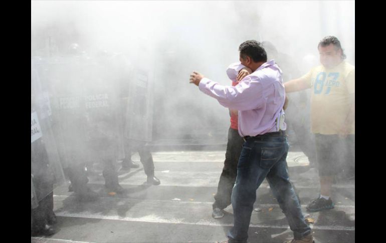 Se enfrentan afuera del Congreso estatal, pero son dispersados con gas lacrimógeno. TOMADA DE @appo_stol  /