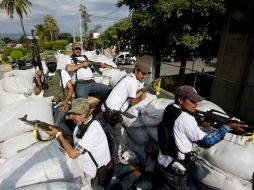 Revisan vehículos que pasan por el poblado para verificar que no lleven armas. ARCHIVO /