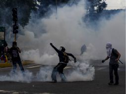 Fuerzas de seguridad dispersaron con gases lacrimógenos a estudiantes. EFE /