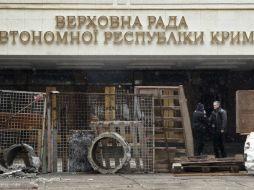 Varias barricadas son levantadas por activistas pro rusos delante del Parlamento de la región autónoma de Crimea. EFE /