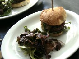 Entre las opciones del menú, se ofrecen: mini hamburguesas de pato, maridadas con distintos vinos. EL INFORMADOR /