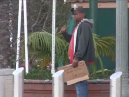 El hombre pedía dinero y al juntar cierta cantidad se retiraba. ESPECIAL /
