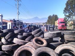 Una barricada con llantas impide el paso de vehículos a Morelia, salvo autorización de las fuerzas de seguridad.  /