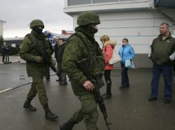 Uno de los militares afirma que se formó una  'unidad de autodefesa' que evita la intrución 'fascista' desde Kiev u otros lugares. EFE /