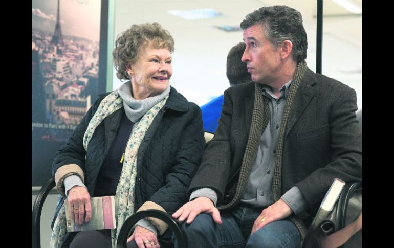 Escena en la que Philomena Lee (Judi Dench) y Martin Sixsmith (Steve Coogan) se encuentran en el aeropuerto para viajar a EU. AP /