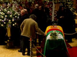 El féretro, en el centro del escenario del Auditorio Nacional de Música, cubierto por las banderas de España y Andalucía. AFP /