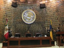 Momento en que fueron develadas las letras doradas con las inscripción 'Benemérita Universidad de Guadalajara'. ESPECIAL /