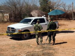 El personal militar decomisó las unidades motoras y barriles que se encontraban en el lugar de la toma clandestina. ARCHIVO /