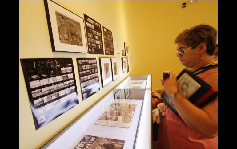 La exposición rescata el contexto social, económico, y político de la época a través de las fotografías encontradas en 2007. ARCHIVO /