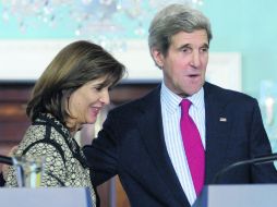 María Ángela Holguín y John Kerry, tras reunirse en Washington, para valorar las acciones a tomarse sobre Caracas. EFE /