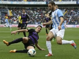 El delantero marroquí del Málaga Nordin Amrabat (d) pelea un balón con el defensa del Real Valladolid, Jesús Rueda. EFE /