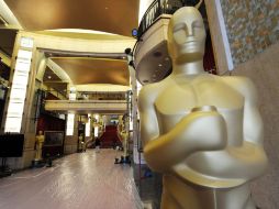 Los gigantescos Oscar ya cubren lo que será la alfombra roja del teatro Dolby. AFP /