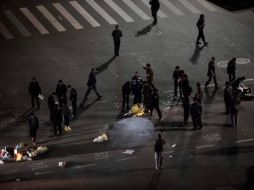 Fotos que circulan por internet muestran equipaje desparramado y cuerpos tendidos sobre el suelo ensangrentado. ESPECIAL /