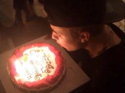 'Feliz cumpleaños Bizzle', puede leerse en el pastel, que pareciera hecho para un niño. ESPECIAL /