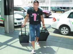 Carlos Salcido fue de los más solicitados, pero de inmediato abordó el autobús del equipo. ARCHIVO /