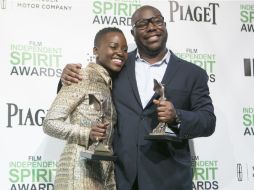 Lupita Nyong'o y Steve McQueen, ganan Mejor actriz de reparto y Mejor guión respectivamente. AFP /