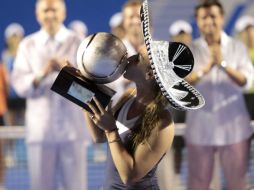 Dominika Cibulkova posa con su trofeo. AFP /