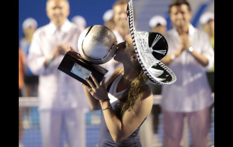 Dominika Cibulkova posa con su trofeo. AFP /