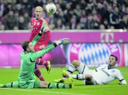 Arjen Robben anotó ayer tres goles en la goleada como local que propinó el Bayern al Schalke. AFP /