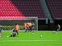 Ante las dificultades ofensivas del Guadalajara, el cuerpo técnico puso atención especial en las opciones a balón parado.  /