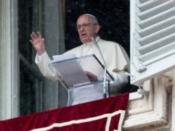 ''Pido a la comunidad internacional que apoye cada iniciativa de diálogo y concordia'', concluye el Pontífice desde su balcón. AFP /