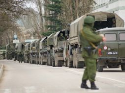 Una columna de camiones militares rusos avanzan hacia Simferópol, capital de Crimea. ARCHIVO /