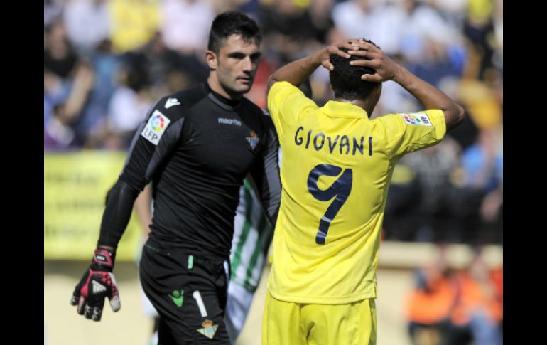 Giovani se lamenta una falla con la que no pudo ayudar a su equipo a sacar el triunfo. AFP /