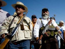 Los líderes Hipólito Mora (i) y Estanislao Beltrán (d) durante su entrada a Buenavista, Michoacán. ARCHIVO /