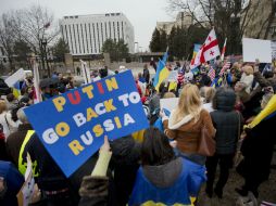 Ucranianos en EU se manifiestan en contra de la incursión de Rusia a su país. AP /