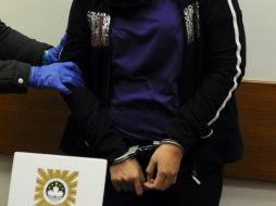 La mujer es arrestada y entregada a un agente del Ministerio Público de la Fiscalía Central de Jalisco. ARCHIVO /