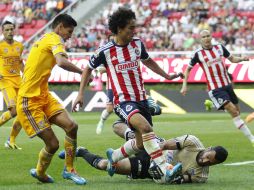 Acción del partido donde el portero Gacía sale por el balón a los pies de Hernández de Chivas. EFE /