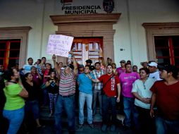 Alrededor de 800 personas gritan consignas afuera del palacio municipal. SUN /