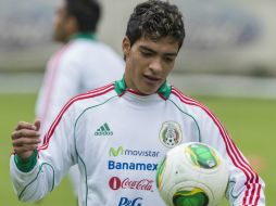 Jiménez reconoce que es difícil suplir a un jugador como Dos Santos, pero estar en el Tri es muy importante. ARCHIVO /