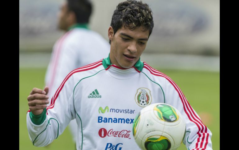 Jiménez reconoce que es difícil suplir a un jugador como Dos Santos, pero estar en el Tri es muy importante. ARCHIVO /