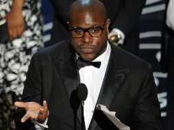 Todos merecen no sólo sobrevivir, sino vivir, dijo McQueen al agradecer  el premio. AFP /