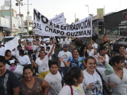 Según medio locales, los manifetantes recibieron tamales y refrescos, y se anotaron en una lista para recibir dinero. AP /